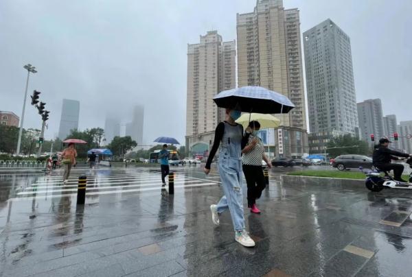 疫情下的双城记，南京防疫新规与沈阳暴雨预警的今日交织