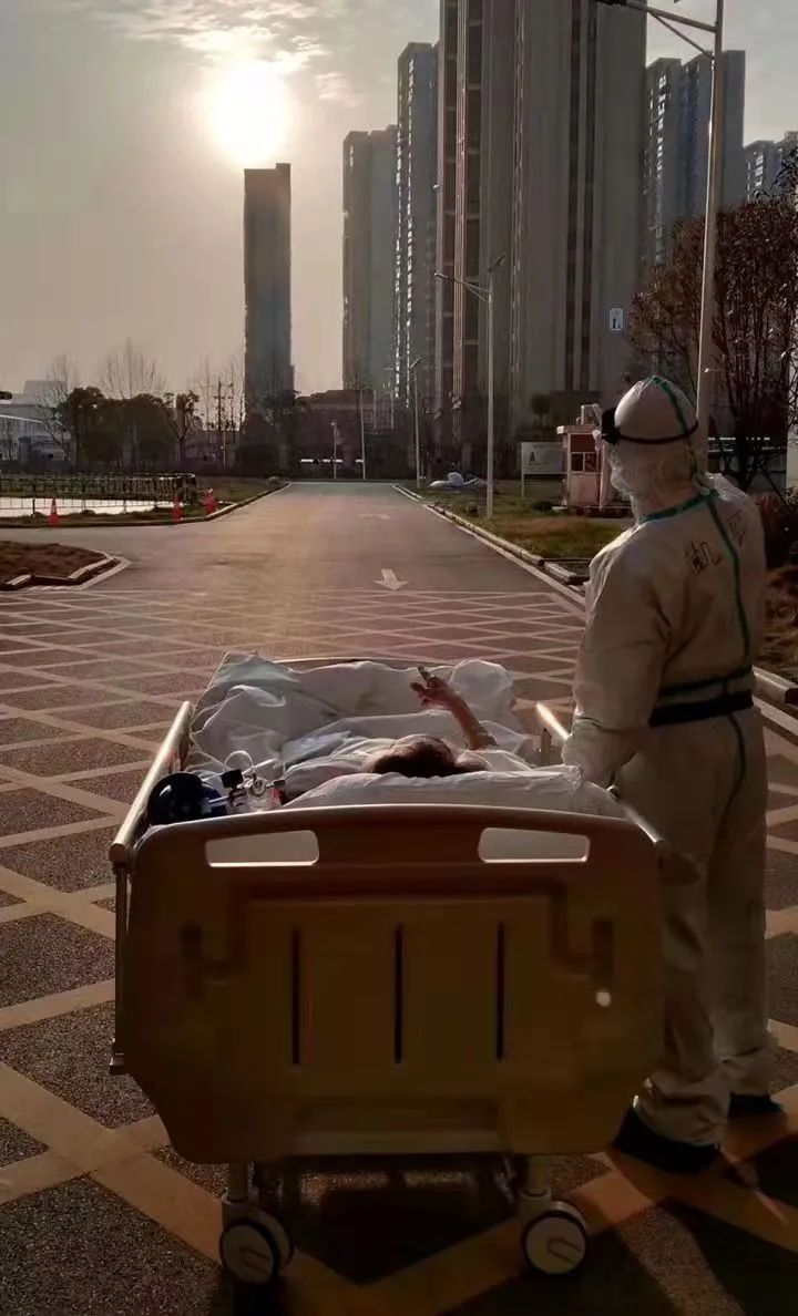 南京疫情曙光初现，一场没有硝烟的战争背后的人性光辉